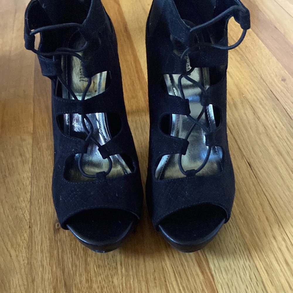 Jennifer Lopez lace, zipper back black heels